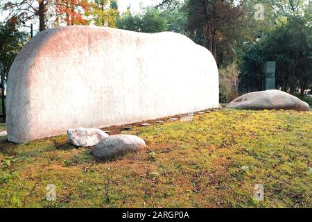 Leerplatz für White Stone Tablet auf Rock.Grave der Name Text Informationen in der öffentlichen Bereich .Park oder Eingang Stockfoto