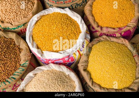 Moong Dhal, Urid Dhal und viele weitere Linsenarten gibt es auf dem Straßenmarkt in Paharganj Stockfoto