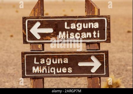 Hinweisschild mit Wegbeschreibung zu den Seen Miscanti und MIniques, Altiplanic Lakes, Antofagasta, Chile Stockfoto