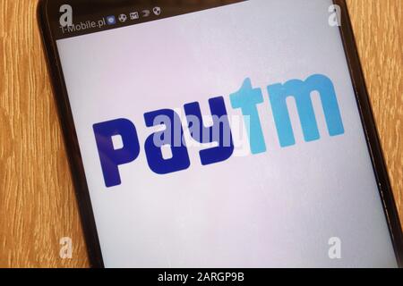 Das Paytm-Logo wird auf einem modernen Smartphone angezeigt Stockfoto