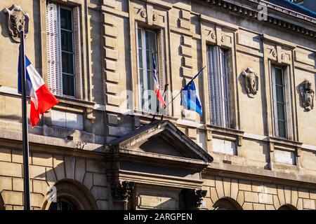 Alte Pariser Architektur mit der französischen Flagge an der Fassade Stockfoto