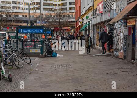 Alltagsszene am Kottbusser Tor in Berlin, Einfahrt zum U-Bahnhof Kottbusser Tor, ein Bettler, viele Menschen, Berlin-Kreuzberg Stockfoto