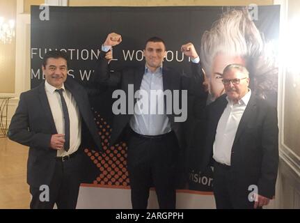 28. Januar 2020, Hamburg: Erol Ceylan (l-r), Promoter und Inhaber des Boxstalls EZB, Victor Faust, Boxer und zweifacher Europameister im Amateurschwergewicht, und Peter Hanraths, ehemaliger Universum Geschäftsführer, jetzt Berater der EZB, sind nach einer Pressekonferenz für Fotografen zusammen. Der Hamburger Boxstall des Promoters Ceylan hat den zweifachen Amateur-Europameister unter Vertrag genommen. Die Schwergewichtshoffnung erhielt den Kampfnamen Victor Faust. Sein bürgerlicher Name ist Viktor Wychrist. (Zu dpa 'Hamburger Boxstall: Victor Faust soll der 'neue Klitschko' werden) - ACHTUNG Gut möglich q Stockfoto