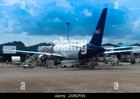 FedEx Boeing 767-3S2F(er) N103FE am Soekarno-Hatta International Airport Stockfoto