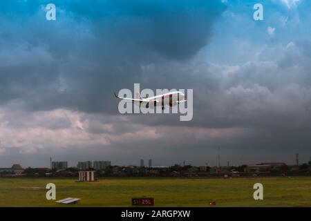 Lion-Air-Annäherung an Land am Soekarno-Hatta International Airport Stockfoto