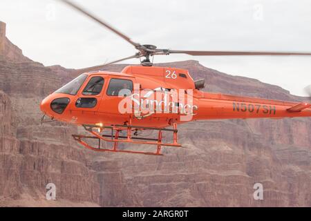 Eurocopter AS 350, zu Sundance Helicopters gehörend, landet an einem Picknickplatz im Grand Canyon Stockfoto