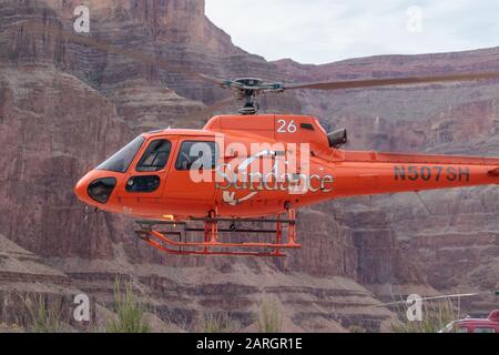 Eurocopter AS 350, zu Sundance Helicopters gehörend, landet an einem Picknickplatz im Grand Canyon Stockfoto