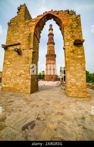 Der Qutub Minar, auch Qutb Minar und Qutab Minar genannt, ist ein altes islamisches Denkmal in Delhi Stockfoto