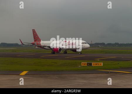 Batik Air PK-LAT Airbus A320-214 (WL) am Soekarno-Hatta International Airport, Jakarta Stockfoto