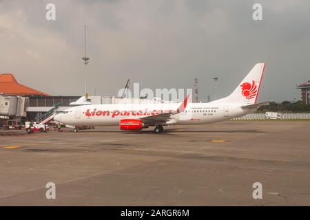 Lion Air (Lion Parcel Livery) PK-LPK Boeing 737-8GP (WL) am internationalen Flughafen Soekarno-Hatta Stockfoto