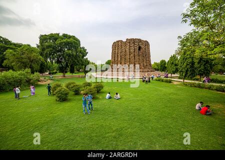 Der Alai Minar, der zum Qutub Minar Komplex gehört, sollte zwei Mal so hoch sein wie der Qutub Minar, auch Qutb Minar und Qutab Minar genannt Stockfoto