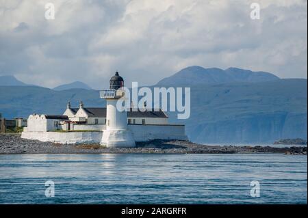 Leuchtturmkomplex auf der kleinen Insel in der Nähe von Oban. Hebrideninseln, Schottland. Stockfoto