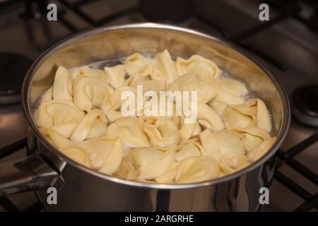 Tortelloni Pasta kochend in Wasser Stockfoto