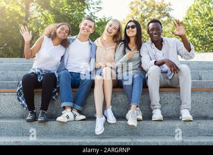 Fröhliche Freunde verbringen zusammen Zeit in der Stadt Stockfoto