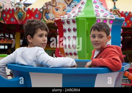 2 Jungs auf einer fairen Fahrt Stockfoto