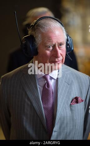 Der Prince of Wales trug Ohrenschützer während eines Besuchs im Whittle Laboratory, einem Forschungslabor für Kraftgeräte an der Universität Cambridge, in Cambridge. Stockfoto
