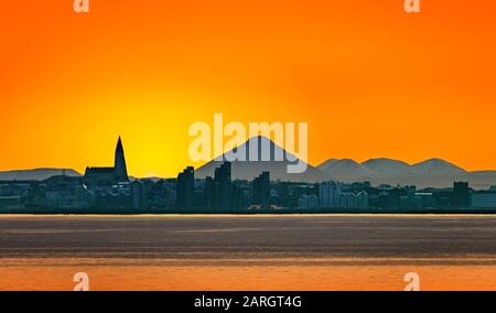 Sonnenuntergang, Reykjavik Skyline, Hallgrimskirkja Kirche und Mt. Keilir, Reykjavik, Island Stockfoto