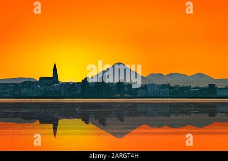 Sonnenuntergang, Reykjavik Skyline, Hallgrimskirkja Kirche und Mt. Keilir, Reykjavik, Island Stockfoto