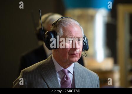 Der Prince of Wales trug Ohrenschützer während eines Besuchs im Whittle Laboratory, einem Forschungslabor für Kraftgeräte an der Universität Cambridge, in Cambridge. Stockfoto
