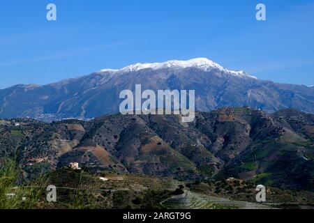 Ein schneebedeckter Maroma-Berg von Comares, Málaga in der Region Axarquia in Andalucia, Spanien, Europa Stockfoto