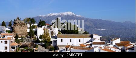 Ein schneebedeckter Maroma-Berg von Comares, Málaga in der Region Axarquia in Andalucia, Spanien, Europa Stockfoto