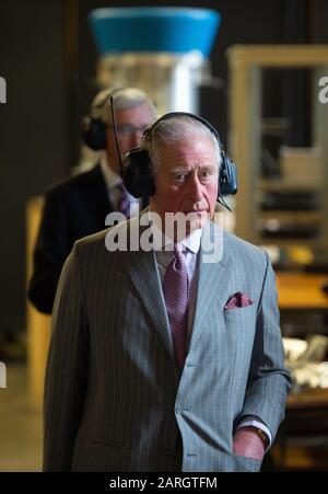 Der Prince of Wales trug Ohrenschützer während eines Besuchs im Whittle Laboratory, einem Forschungslabor für Kraftgeräte an der Universität Cambridge, in Cambridge. Stockfoto