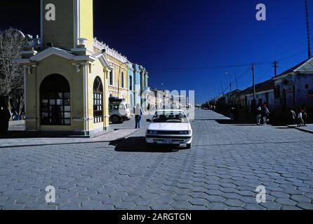 Salar de Uyuni, Bolivien, Lateinamerika: Ein Auto im Zentrum einer Straße in der Stadt Uyuni Stockfoto