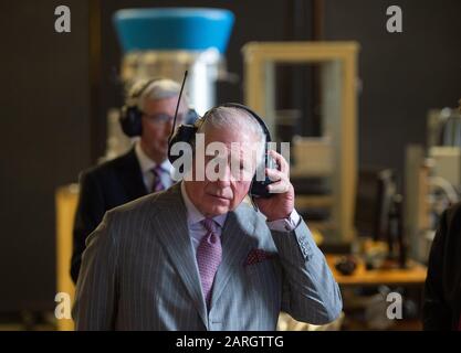 Der Prince of Wales trug Ohrenschützer während eines Besuchs im Whittle Laboratory, einem Forschungslabor für Kraftgeräte an der Universität Cambridge, in Cambridge. Stockfoto