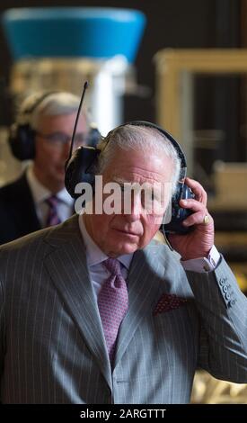 Der Prince of Wales trug Ohrenschützer während eines Besuchs im Whittle Laboratory, einem Forschungslabor für Kraftgeräte an der Universität Cambridge, in Cambridge. Stockfoto