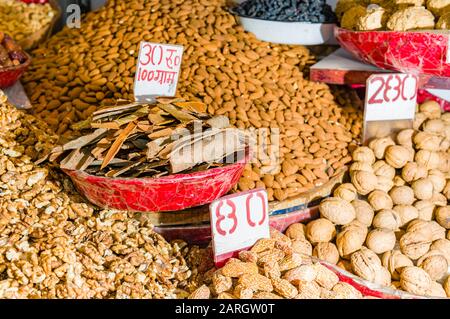 Auf dem Gewürzmarkt in Alt-Delhi stehen Nüsse und viele verschiedene Gewürze zum Verkauf Stockfoto