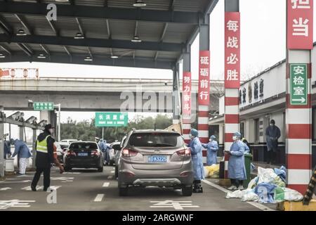 Shanghai, China. Januar 2020. Ein maskierter Gesundheitsfachmann und Polizeibeamte überprüfen den Fahrer eines Fahrzeugs an einem Kontrollpunkt auf einer Mautstation auf der Autobahn am Stadtrand von Shanghai. Regierungen, globale Unternehmen und internationale Gesundheitsorganisationen stürzten auf die Verbreitung eines SARS-ähnlichen Coronavirus, das mehr als 100 Leben in China forderte, Credit: Qilai Shen / Alamy Live News Stockfoto