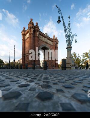 Barcelona, Katalonien, Spanien - 18. November 2019: Arc de Triomf, Arco de Triunfo, Triumphbogen an einem sonnigen frühen Morgen Stockfoto