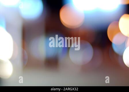 Die Nachtstraße beleuchtet den Hintergrund in Pastellfarben bei dunklen, großen Höhepunkten und Streifen Stockfoto