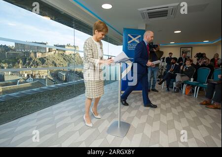 Edinburgh, Großbritannien. Januar 2020. Abgebildet: Nicola Sturgeon MSP - Erster Minister von Schottland und Führer der Scottish National Party (SNP). Nicola Sturgeon stellt Vorschläge zur Einwanderungspolitik für ein neues schottisches Visum vor, das darauf abzielt, Entopulationen anzugehen und Qualifikationslücken zu schließen. Das gesamte Bevölkerungswachstum Schottlands für die nächsten 25 Jahre wird im Gegensatz zum restlichen Vereinigten Königreich von der Migration ausgegangen. Kredit: Colin Fisher/Alamy Live News. Stockfoto