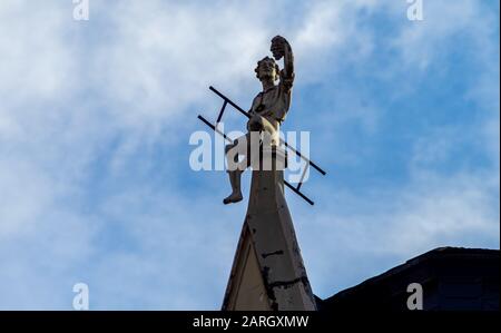 April 2018 Riga, Lettland. Eine Schornsteinfegerskulptur auf dem Dach eines Hauses in Riga. Stockfoto