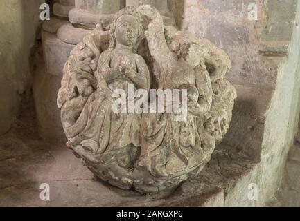 Romanischer Dachboss, Skulptur mit der Krönung der Jungfrau Maria, Dore Abbey Herefordshire UK. Februar 2019 Stockfoto