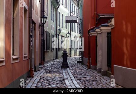 April 2018 Riga, Lettland. Bunte Häuser an der schmalen Straße der Altstadt von Riga. Stockfoto