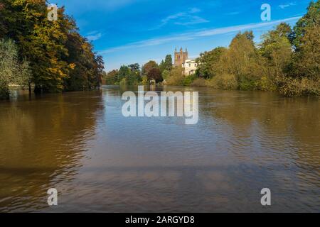 Hereford Cathedral am Ufer eines überfluteten Flusses Wye, Herefordshire UK Oktober 2019 Stockfoto