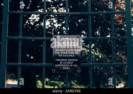 London/UK - 17/07/2019: Warnschild auf einem Gitter der Pergola angebracht, das vom Gartendesigner Thomas Hayton Mawson im Golders Hill Park erstellt wurde Stockfoto