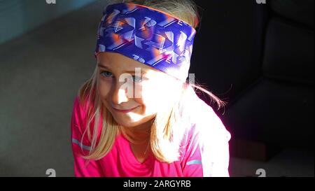 Achtjährige Girl Wearing Head Band Stockfoto