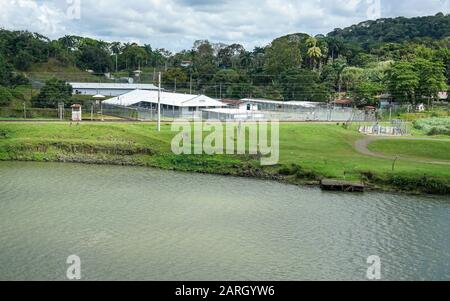 Panamakanal, Provinz Colon, Panamax, Gatun Lake, Kreuzfahrtschiff und Frachtschiffe, die durch Schleusen fahren. Stockfoto