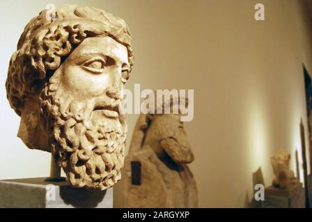 Athen 01.12.2019 Männerkopf und Büste, zwei bärtige Männer mit geschweiften Haaren, antike griechische Skulpturen im Museum, selektiver Fokus Stockfoto