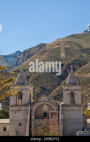 Kirche mit Zwillingstürmen in Chivay, Colca-Tal, Hauptstadt der Provinz Caylloma, Region Arequipa, Peru Stockfoto