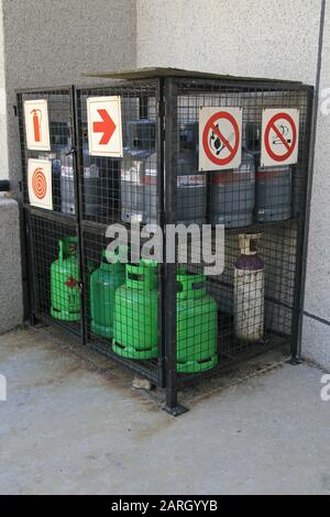 Gasflaschen im Käfig ohne Rauchen, keine Streichhölzer und Feuerlöscherschilder, Braamfontein, Johannesburg, Gauteng, Südafrika. Stockfoto