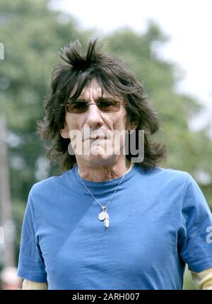 Der Rolling-Stones-Gitarrist Ronnie Wood spaziert durch das Rehabilitationszentrum "Lifeworks" in Old Woking, Surrey, England 2008 Stockfoto