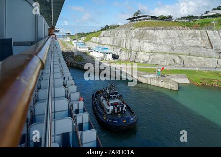 Panamakanal, Provinz Colon, Panamax, Gatun Lake, Kreuzfahrtschiff und Frachtschiffe, die durch Schleusen fahren. Stockfoto