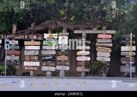 Schilder am Beach Road Circle in Tulum, Mexiko, die Ihnen sagen, wo sich alle Resorts und Restaurants befinden. Stockfoto