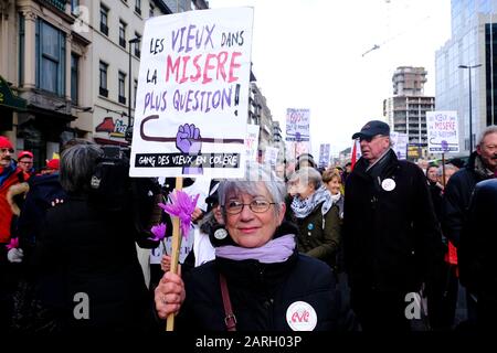 Brüssel, Belgien. Januar 2020. Die Menschen halten während einer Kundgebung ein Banner, um zu einer verstärkten und zu Recht finanzierten sozialen Sicherheit aufzurufen. Credit: Alexandros MICHAILIDIS/Alamy Live News Stockfoto