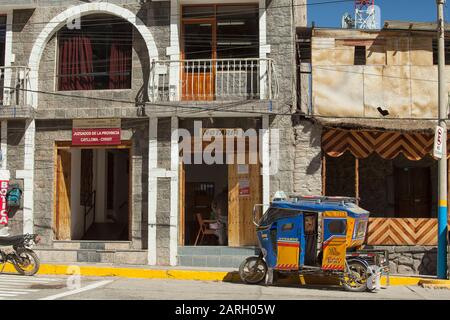 Lokaler Mototaxtransport vor Geschäften in Chivay, einer Stadt im Colca-Tal, Hauptstadt der Provinz Caylloma, Region Arequipa, Peru Stockfoto