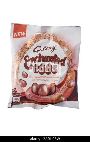 Paket von Galaxy Enchanted Eggs - Galaxienschokolade mit knirschigem Karamell in Rosengold, isoliert auf weißem Hintergrund - bereit für Ostern Stockfoto